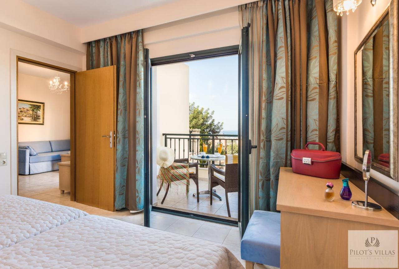 خيرسونِسوس Pilot'S Villas Luxury Suites المظهر الخارجي الصورة